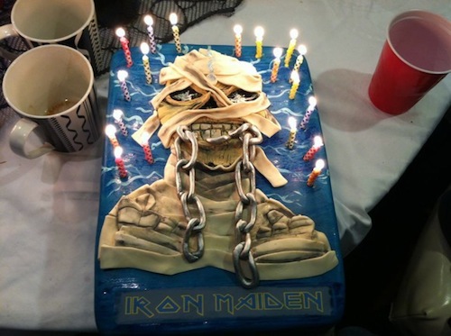 Les anniversaires ! - Page 20 Iron-Maiden-Birthday-Cake