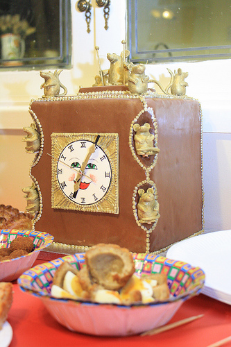 Quirky Confectioner’s Hickory Dickory Dock Clock cake